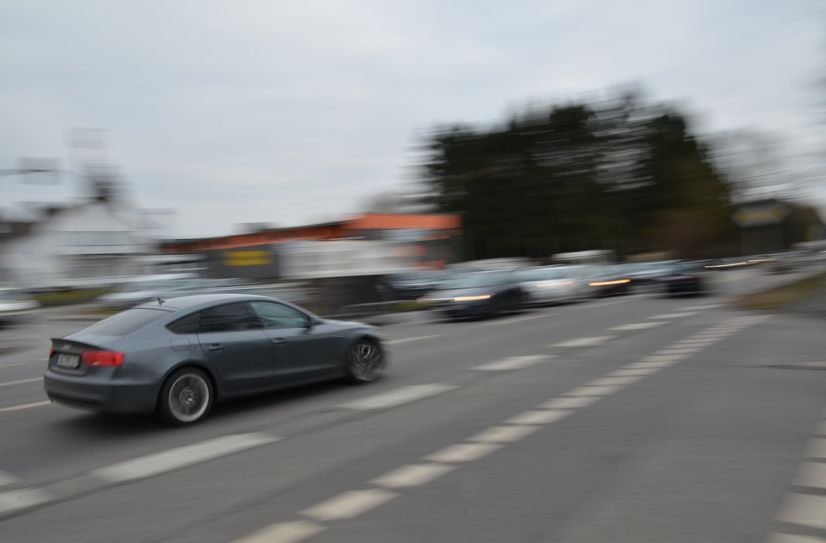 Wann der Verkehr auf der B258 durchgängig schneller rollen kann - wie er hier an der Kreuzung nach Schleckheim scheint - bleibt offen.