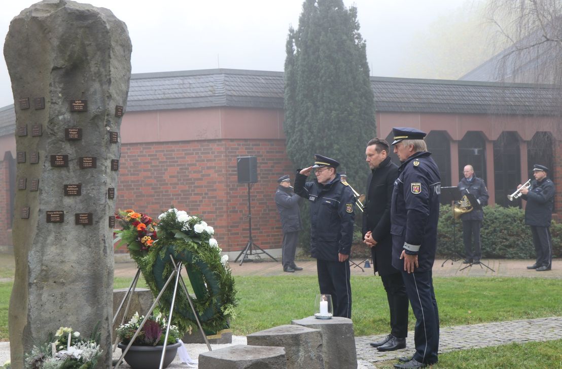 Staatssekretär Daniel Stich, der Direktor der Hochschule Uwe Lederer und der Inspekteur der Polizei Rheinland-Pfalz Friedel Durben bei der symbolischen Kranzniederlegung.