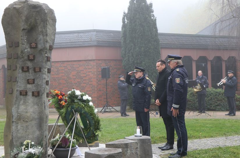 Staatssekretär Daniel Stich, der Direktor der Hochschule Uwe Lederer und der Inspekteur der Polizei Rheinland-Pfalz Friedel Durben bei der symbolischen Kranzniederlegung.