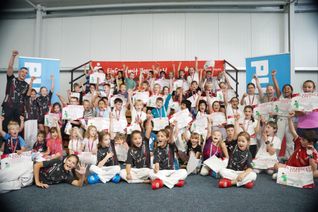 : Jubel im Soccer-Cage: Beim Olympic-Day des Karatevereins Sen5 zeigten Kinder und Jugendliche im Rahmen der Sportwoche, wie viel Teamgeist und Energie im Karate steckt.