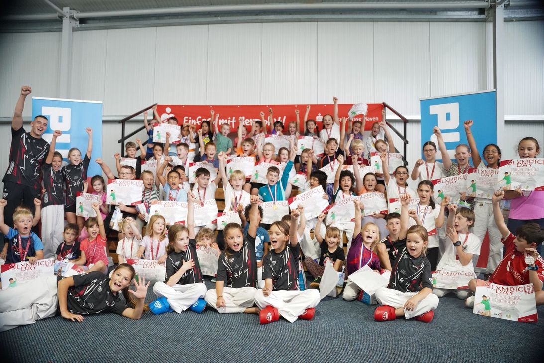 : Jubel im Soccer-Cage: Beim Olympic-Day des Karatevereins Sen5 zeigten Kinder und Jugendliche im Rahmen der Sportwoche, wie viel Teamgeist und Energie im Karate steckt.