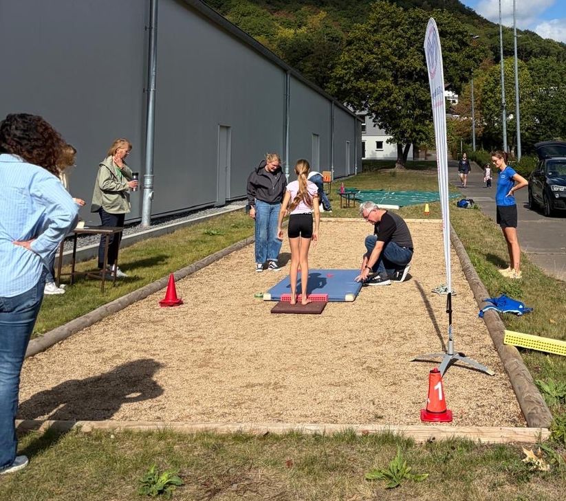 Im Rahmen der Sportwoche hatte die Leichtathletik-Abteilung des TuS Mayen zu Standweitsprung und Medizinballstoßen eingeladen.