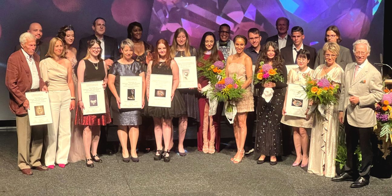 Zum Abschluss der Gala versammelten sich Organisatoren und Protagonisten zum Gruppenfoto auf der Bühne des Stadttheaters.