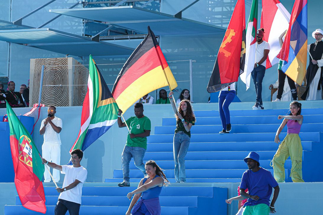 Ella Schmitt aus Trittenheim schwenkt die deutsche Fahne.
