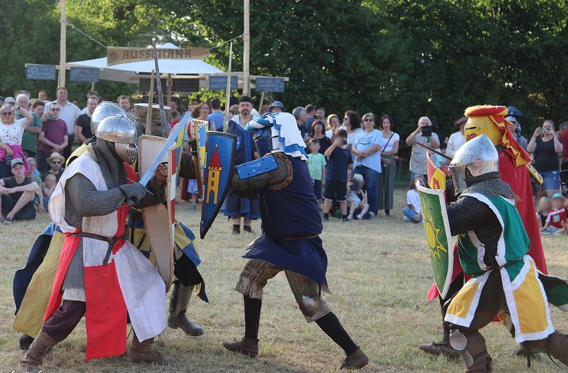 Die Ritter bieten den Besuchern Wettkämpfe in authentischer Rüstung.