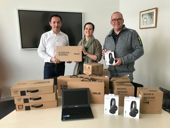 Dr. Markus Sagheri, Lehrerin Isabel Pilz und Schulleiter Dr. Bernd Gotzen bei der Übergabe der Laptops.