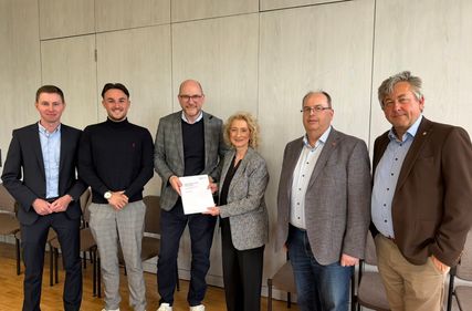 Stellten den Bericht der Gemeindeprüfanstalt zur Gemeinde Roetgen vor: Florian Barbatello, Nils Mühlenberg, Bürgermeister Jorma Klauss, Simone Kaspar, Manfred Wagemann, Thomas Knuth.