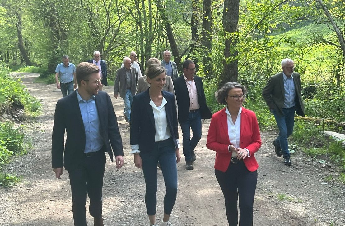 Daniel Scheen-Pauls MdL, Dr. Carmen Krämer und Ina Scharrenbach auf dem Bieweg entlang des kleinen Laufenbachs, der am 14. Juli 2021 zum reißenden Strom wurde.