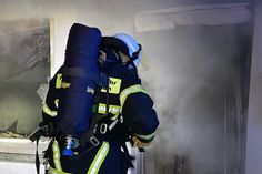 Die insgesamt 29 Einsatzkräfte der Feuerwehr hatten den Brand schnell unter Kontrolle. Alle Beteiligten blieben unverletzt.