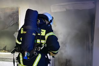 Die insgesamt 29 Einsatzkräfte der Feuerwehr hatten den Brand schnell unter Kontrolle. Alle Beteiligten blieben unverletzt.