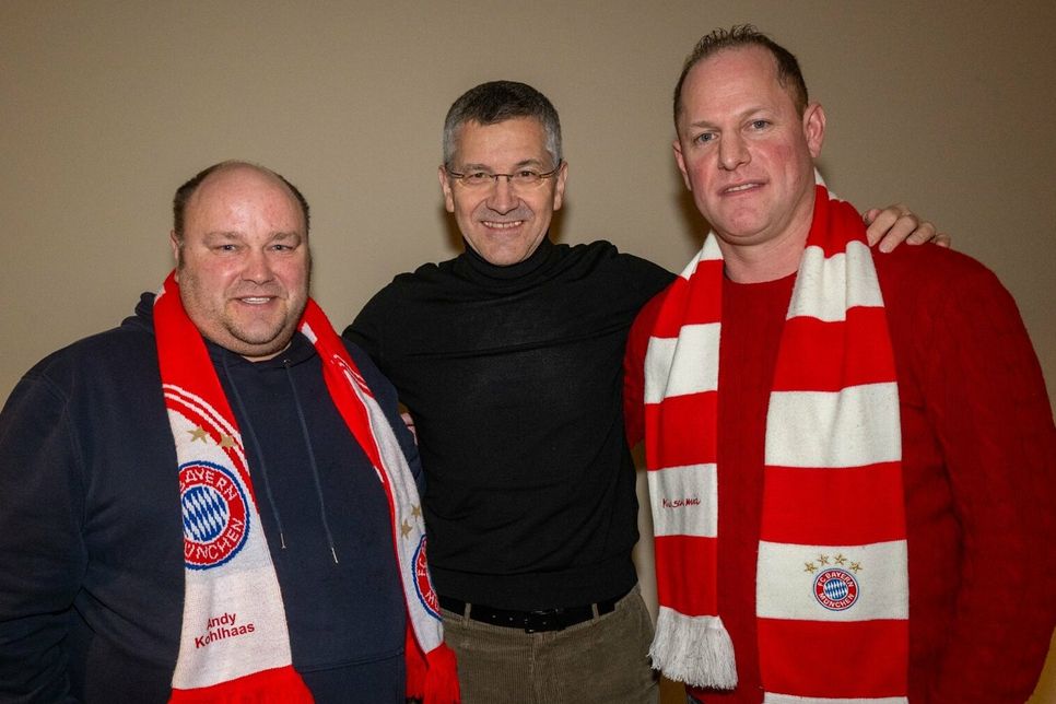 Eine »Pokalbegegnung« (von links): Andy Kohlhaas, Herbert Hainer, Präsident FC Bayern München,  und Sascha Zimmer.