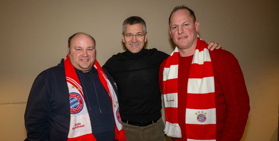 Eine »Pokalbegegnung« (von links): Andy Kohlhaas, Herbert Hainer, Präsident FC Bayern München,  und Sascha Zimmer.