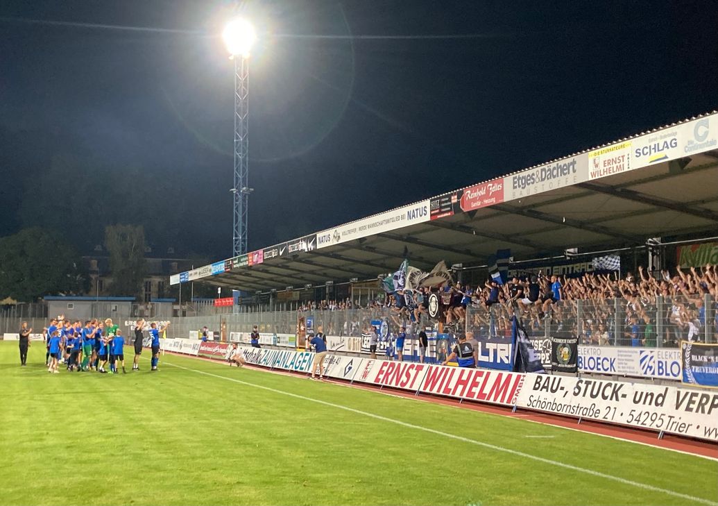 Die Mannschaft lässt sich von ihren Fans nach dem Spiel vor der Gegengerade feiern.