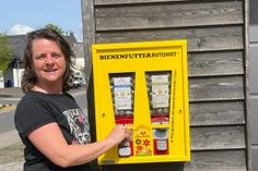 Sonja Juchmes leistet mit dem Bienenfutterautomat in Arzfeld einen kleinen, aber wichtigen Beitrag gegen das Insektensterben.