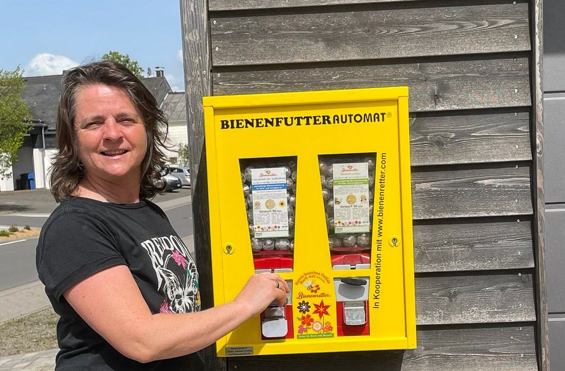 Sonja Juchmes leistet mit dem Bienenfutterautomat in Arzfeld einen kleinen, aber wichtigen Beitrag gegen das Insektensterben.