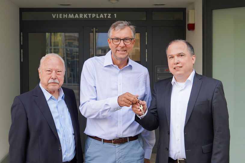 Dr. med. Christian Sprenger, Geschäftsführer des Klinikums Mutterhaus der Borromäerinnen, (Mitte) mit den vertretenden Gesellschaftern der Lehr Viehmarkt eGbR Karl-Heinz Lehr (links) und Roman R. Lehr (rechts).
