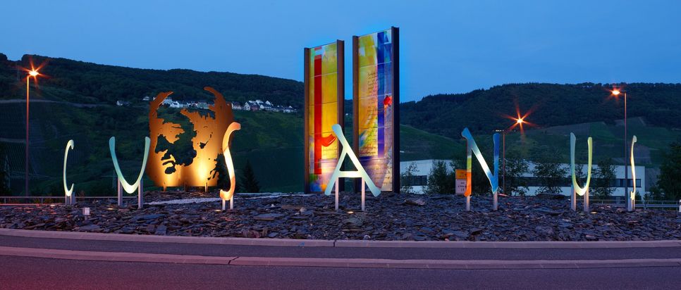 Ein weiteres sichtbares Zeichen für das Erbe von Nikolaus von Kues ist der kunstvoll gestaltete Verkehrskreisel an der Ortseinfahrt Kues.