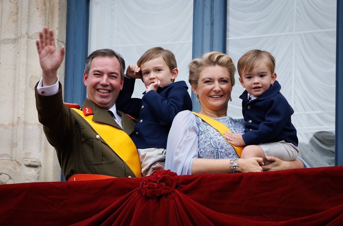 Großherzog Guillaume und Großherzogin Stéphanie erscheinen mit ihren Kindern Prinz Charles und Prinz François auf dem Balkon des Großherzoglichen Palastes.