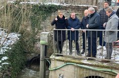 Mona Neubaur (v.li.), Oliver Krischer, Altbürgermeister Dr. Hans-Peter Schick, Prof. Heinrich Schäfer, Mechernichs Bürgermeister Michael Fingel und Landrat Markus Ramers nahmen den Austritt des Burgfeyer Stollens in Mechernich in Augenschein.