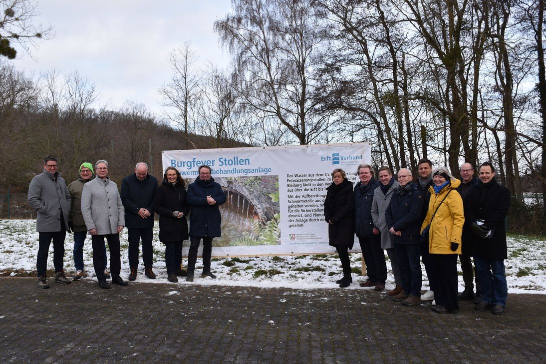 Gruppenfoto an der Stelle auf der Mechernicher Kläranlage, an der die größte Schwermetallreinigungs-Anlage ihrer Art in Deutschland entstehen soll.