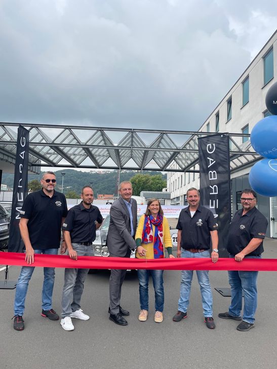 Die Charity Rallye "Jupiters Flash" zugunsten des Kinderhospiz Nestwärme e.V. ging heute an den Start. Personen von links nach rechts: Markus Strauch (Fahrer Classic Depot), Daniel Nels (Classic Depot), Dieter Wolf (Geschäftsführer Merbag Trier), Elisabeth Schuh (Nestwärme e.V.), Wolfgang Klauck (Fahrer/Teamleiter Classic Depot) und Frank Klein (Clasic Depot).