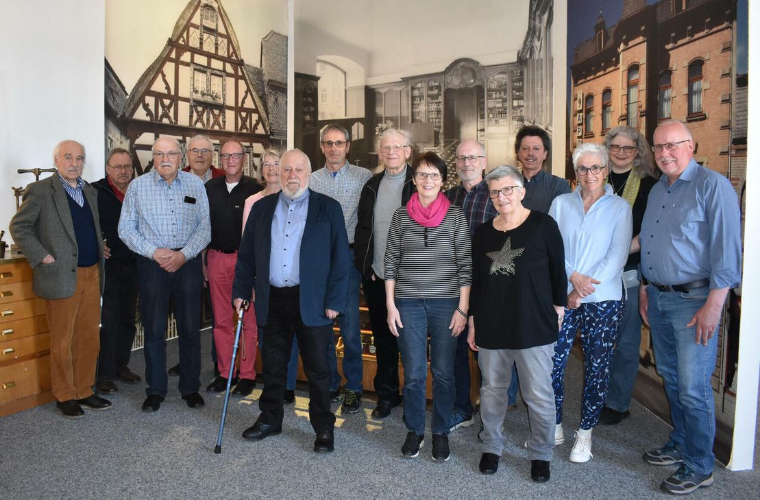 Ein Teil der »Plattschwetzer« beim zehnjährigen »Jubiläumstreffen« im Hunsrück-Museum. Mit dabei waren auch Hiltrud Ley (7.vr.) sowie Dr. Volker Keller (5.v.l.).