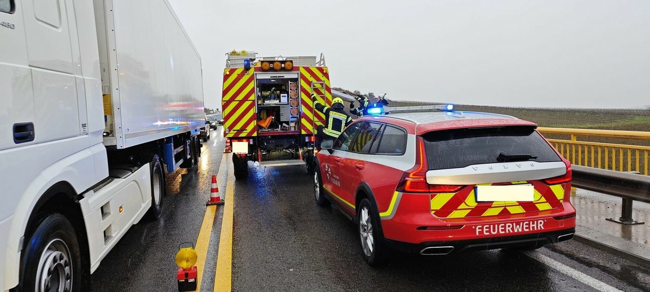 Nach dem Unfall auf der Gräfenbachbrücke war die B41 in Richtung Bad Kreuznach aufgrund der Rettungs- und Aufräumarbeiten eine Stunde lang voll gesperrt.