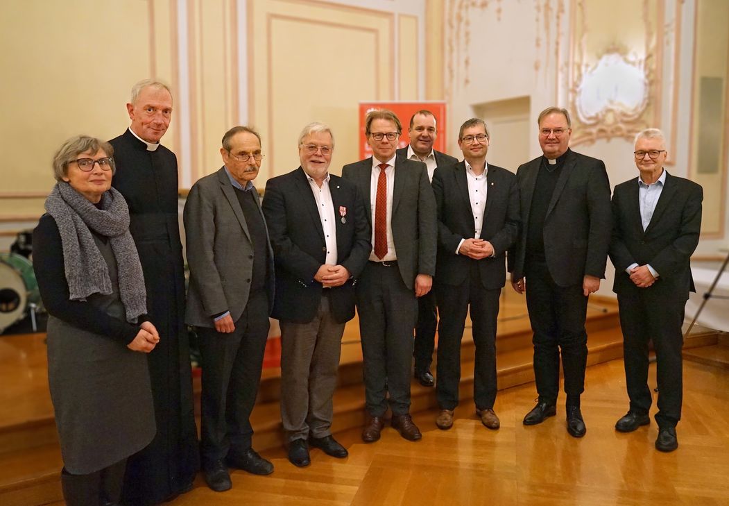 Abschied und Würdigung für Caritasdirektor Dr. Bernd Kettern (4.v.l.): v.l.n.r.: Hildegard Imiolczyk (Vorsitzende Mitarbeitervertretung Caritasverband Trier), Benedikt Welter (Vorsitzender Caritasverband für die Diözese Trier), Prof. Dr. Georg Cremer (ehem. Generalsekretär Deutscher Caritasverband), Markus Leineweber (Vorsitzender Caritasverband Trier), Joachim Christmann (Geschäftsbereichsleiter Verbandsgemeinde Trier-Saarburg), Christoph Wutz (Direktor Caritasverband für die Diözese Trier), Dr. Hans Günther Ullrich (Vorsitzender Caritasrat Caritasverband Trier) und Winfried Wülferath (Direktor Caritasverband Westeifel).