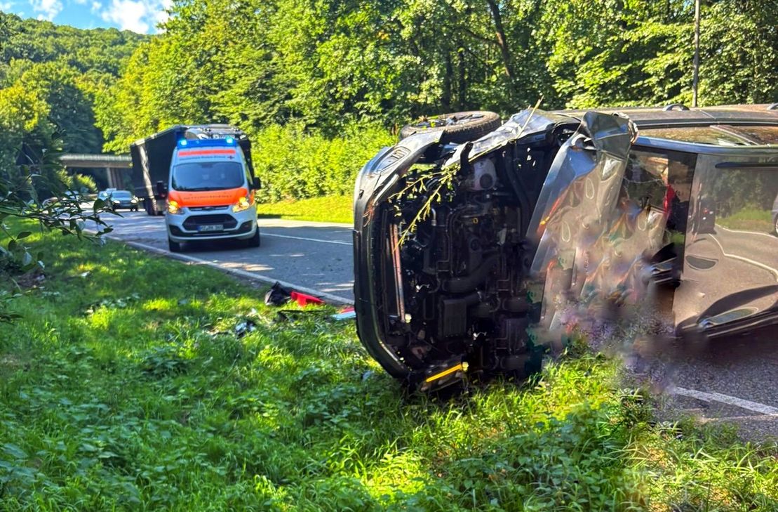 An dem Unfallfahrzeug entstand Totalschaden, die Fahrerin kam unverletzt davon.