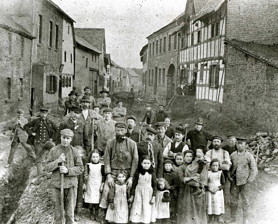 Das linke Bild zeigt den Bau der Wasserleitung in der Wachendorfer Straße von Lessenich um das Jahr 1905.