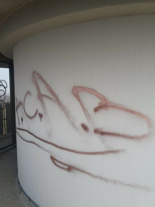 Die Wände auf der Aussichtsplattform wurden von Unbekannten beschmiert.