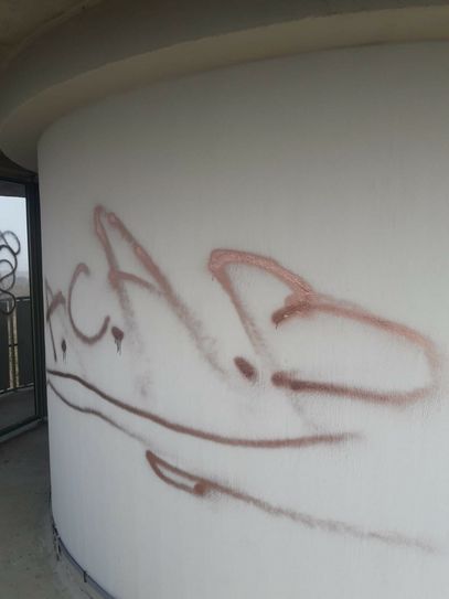 Die Wände auf der Aussichtsplattform wurden von Unbekannten beschmiert.