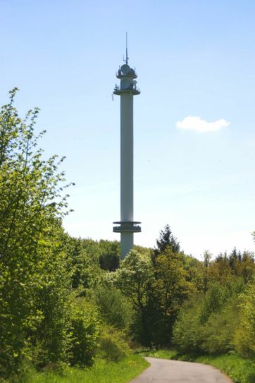 Der insgesamt 74 Meter hohe Richtfunkturm wurde 1977 auf  durch die "RWE"-Tochter "Amprion" errichtet und besitzt auf circa 25 Metern Höhe eine Aussichtsplattform.