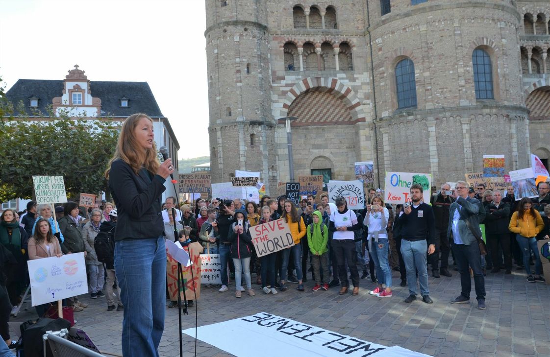 Auch Wissenschaftler wie die Trierer Geografin und Universitätsprofessorin Antje Bruns unterstützen den Protest. Bruns rief als Hauptrednerin auf dem Domfreihof in Trier dazu auf, sich gemeinsam für eine sozio-ökologisch gerechtere Welt einzusetzen. Nach Veranstalterangaben nahmen rund 2.500 Menschen an den »Fridays for future« -Protesten in Trier teil.