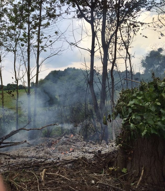 Ein Pilot entdeckte in einem Hinterhof in Hetzerath einen Flächenbrand. Foto: Agentur Siko