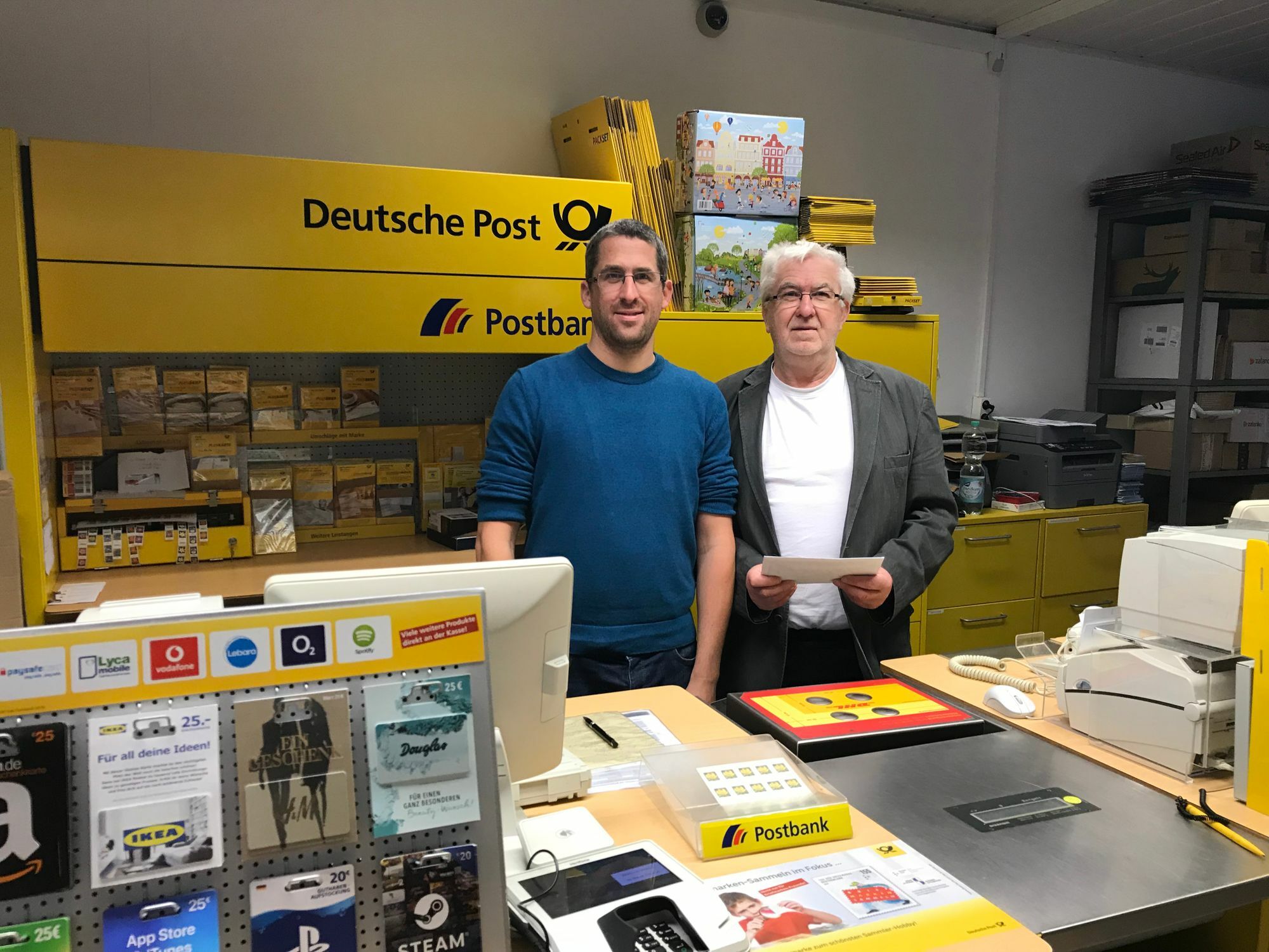 14 Jahre stehen Hans-Werner (rechts) und Ingo Kreutz hinter dem Postschalter. Zum 31. März kommenden Jahres haben sie den Vertrag mit dem "gelben Riesen" gekündigt. Die Deutsche Post AG versucht nun nach eigenen Angaben einen neuen Betreiber in der Kreisstadt Cochem zu finden. Foto: Zender