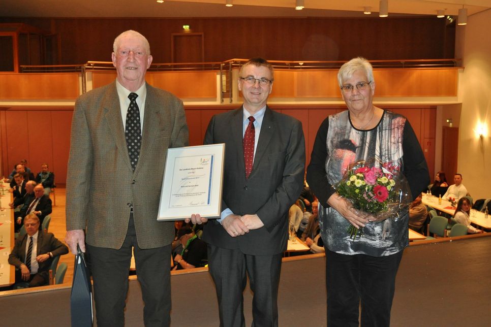 Hermann und Karin Wolf erhielten von Landrat Dr. Alexander Saftig den Sportehrenbrief des Landkreises.