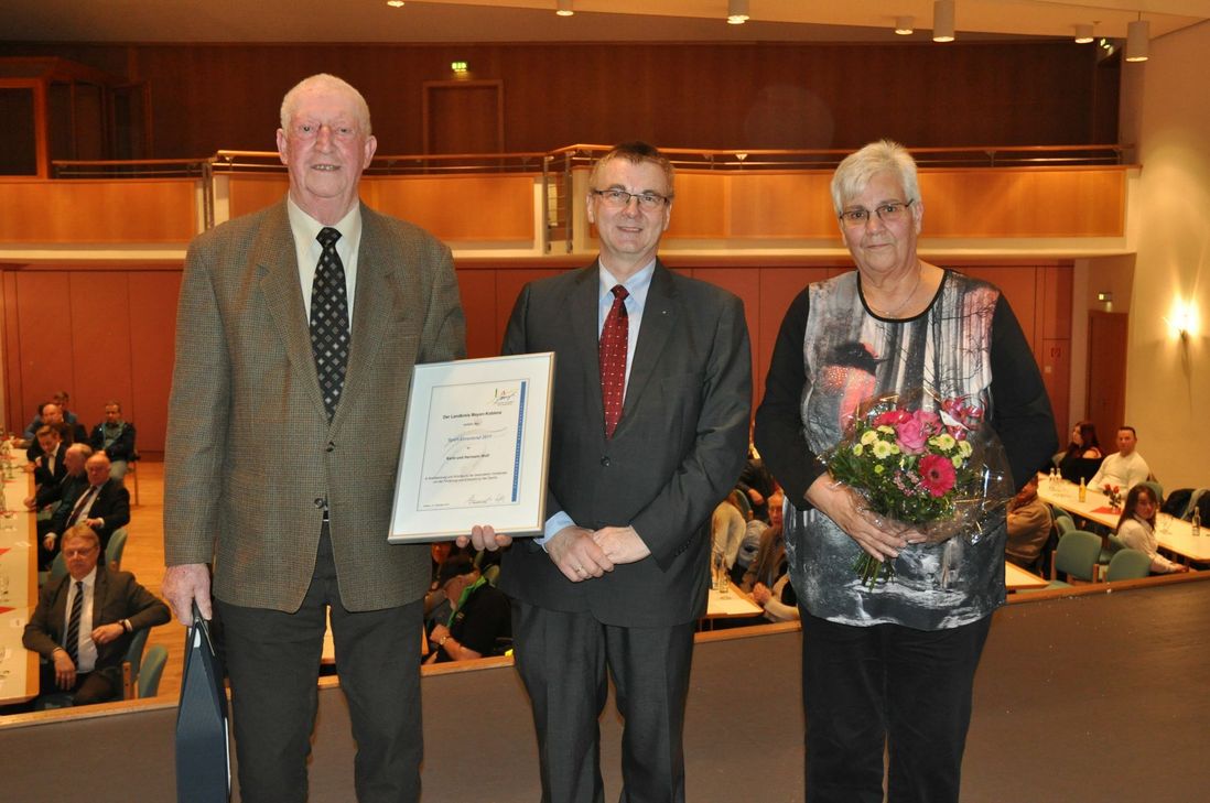 Hermann und Karin Wolf erhielten von Landrat Dr. Alexander Saftig den Sportehrenbrief des Landkreises.