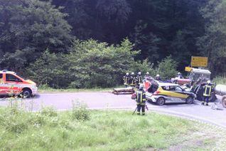 Am heutigen Samstagnachmittag sind gegen 14.20 Uhr auf der B 422 zwischen Kordel und Welschbillig ein Traktorfahrer und eine PKW Fahrerin zusammengestoßen. Foto: Agentur Siko
