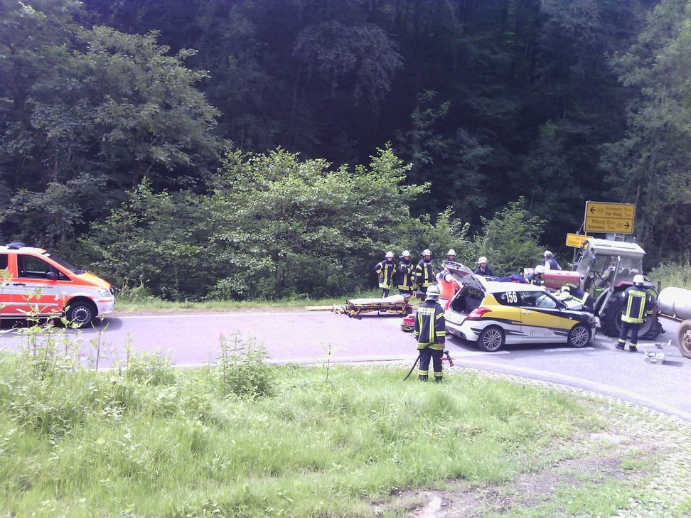 Am heutigen Samstagnachmittag sind gegen 14.20 Uhr auf der B 422 zwischen Kordel und Welschbillig ein Traktorfahrer und eine PKW Fahrerin zusammengestoßen. Foto: Agentur Siko
