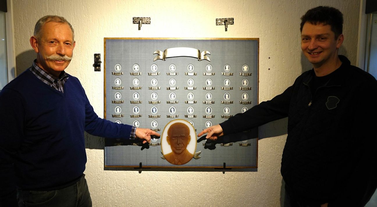 Eine Gemme mit dem Portrait des ehemaligen amerikanischen Präsidenten, Barack Obama, übergab der Graveur Andreas Roth (rechts) an den Vorsitzenden der Heimatfreunde Ober-stein, Wolfgang Fey.