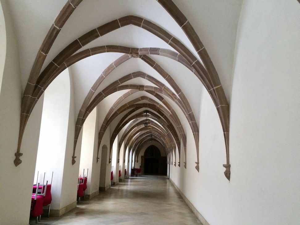 Der Himmeroder Kreuzgang ist verwaist: Geht es  nach dem Willen der Verantwortlichen, sollen hier irgendwann auch wieder Mönche wandeln. Foto:  A. Koch