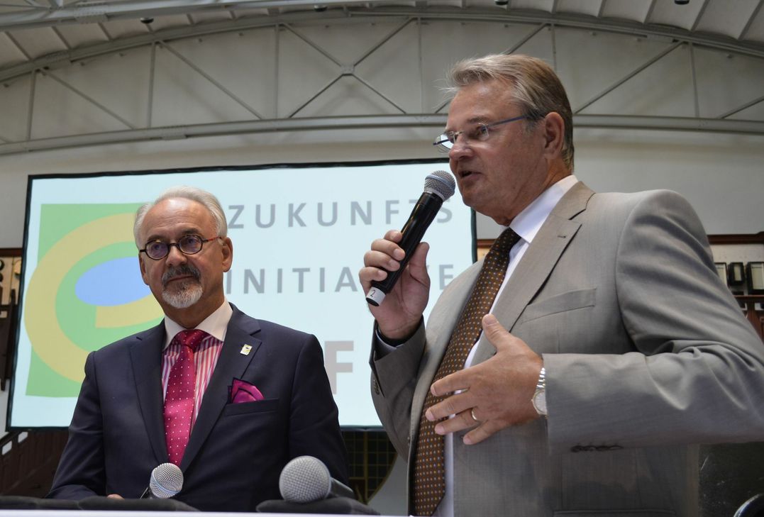 Der Aachener Städteregionsrat Helmut Etschenberg und der Euskirchener Landrat Günther Rosenke im Gespräch.