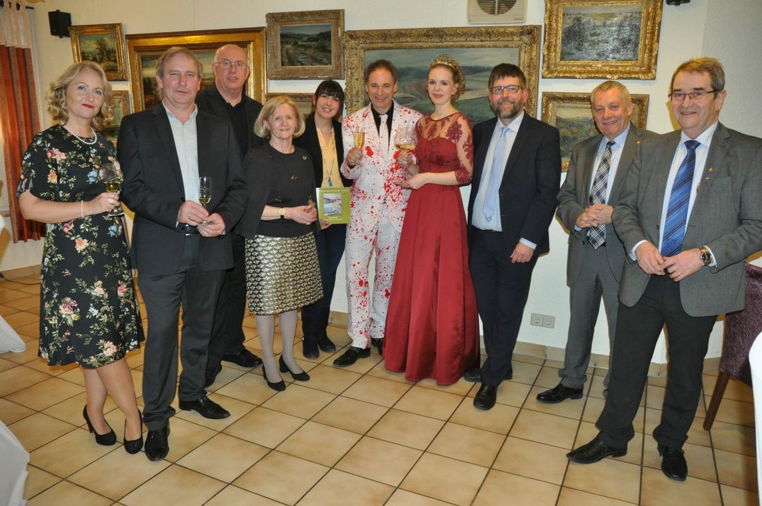 Hotel-Café Germania Geschäftsführer Herbert Budweg (5. v. r) hat bereits die 10. Sonderausstellung mit Werken von Josef Steib organisiert.