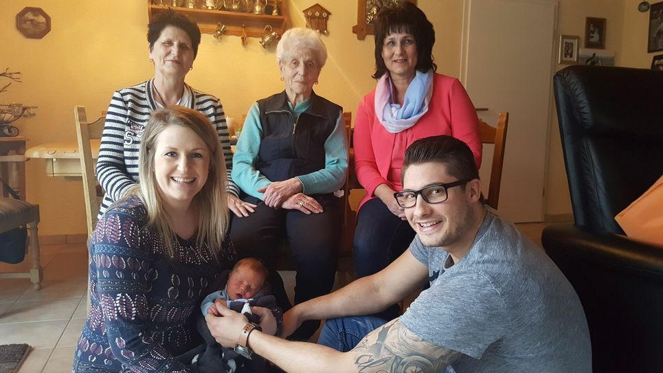 Familienverhältnisse mit Seltenheitswert: Vorne sitzt die junge Familie mit Mutter Christina, Söhnchen Mateo und Papa Marc Hirschberg. Hinten freuen sich (v.li.) Uroma Waltraud Breuer, Ururoma Anna Liermann und Oma Claudia Hirschberg. mn-Foto