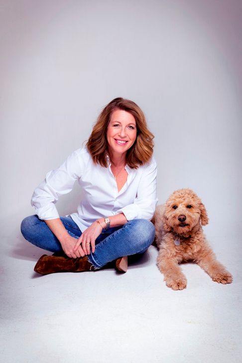 Anne Gesthuysen, hier mit ihrem Goldendoodle Freddy, kommt am Montag, 8. November, um 19 Uhr zur Lit.Eifel-Lesung in die Monschauer Markthalle. Dort liest sie aus ihrem Roman »Wir sind schließlich wer«. Foto: Stephan Pick/pp