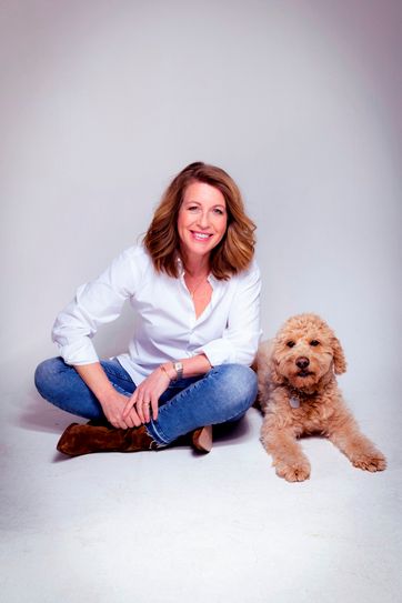 Anne Gesthuysen, hier mit ihrem Goldendoodle Freddy, kommt am Montag, 8. November, um 19 Uhr zur Lit.Eifel-Lesung in die Monschauer Markthalle. Dort liest sie aus ihrem Roman »Wir sind schließlich wer«. Foto: Stephan Pick/pp