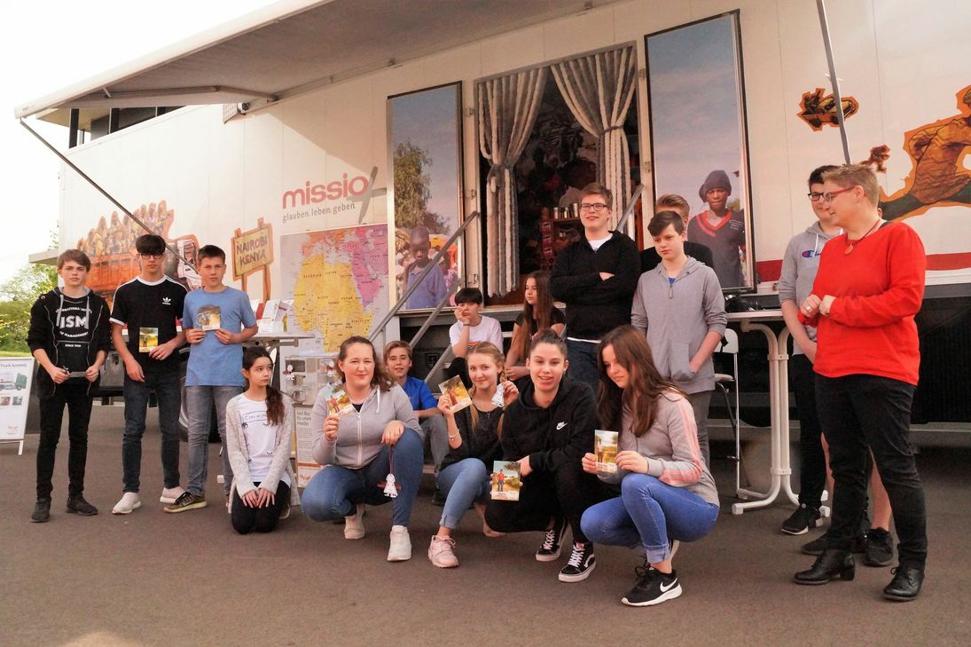 Klassenfoto vor dem Missio-Truck: Die 8a der Stefan-Andres-Realschule Plus in Schweich. Foto: FF