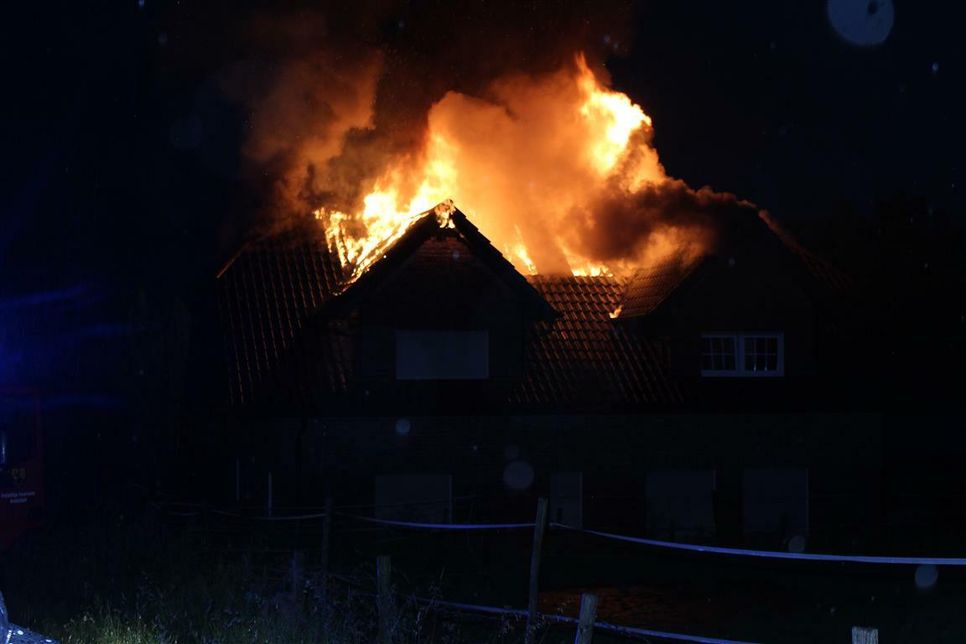 Ein Blitzeinschlag verursachte einen Dachstuhlbrand in Grafschaft-Lantershofen. Foto: Polizeidirektion Mayen