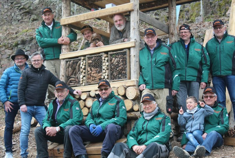 Die Rentnergruppe »Feuer und Flamme« erbaute oberhalb von Moselkern einen sogenannten »Lebensturm«.